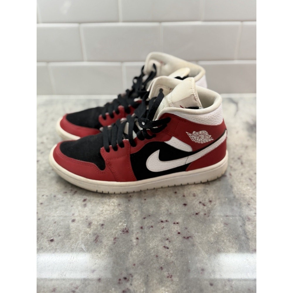 Nike Air Jordan Women Air Jordan 1 Mid Gym Red Black Size 9 ( Men's 7.5 )